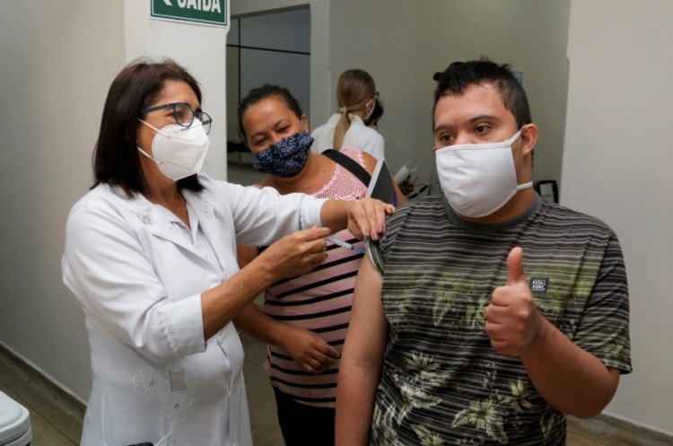 Pessoas com comorbidades recebem 1ª dose da vacina contra a Covid-19 em Catalão