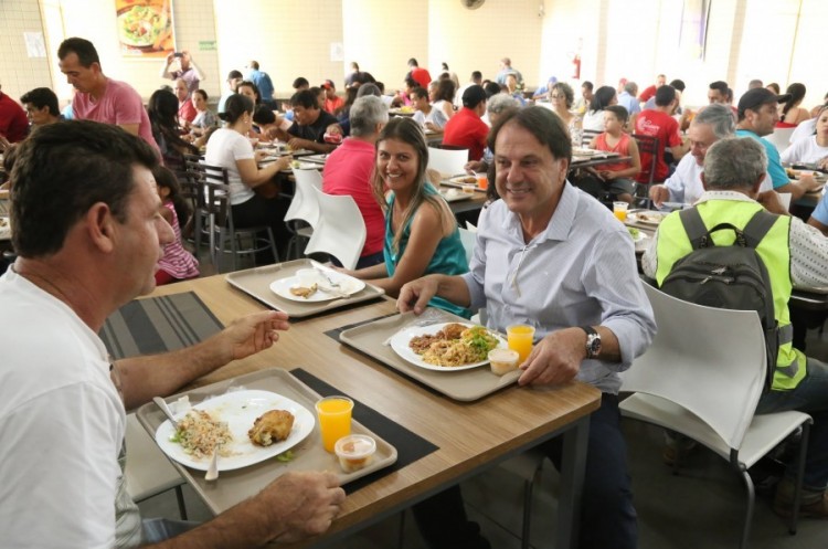  Mais de mil pessoas participam do almoço especial de Natal