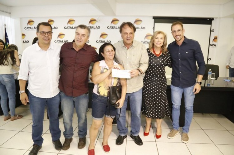Prefeitura entrega 100 cheques reforma para pessoas de baixa renda em Catalão