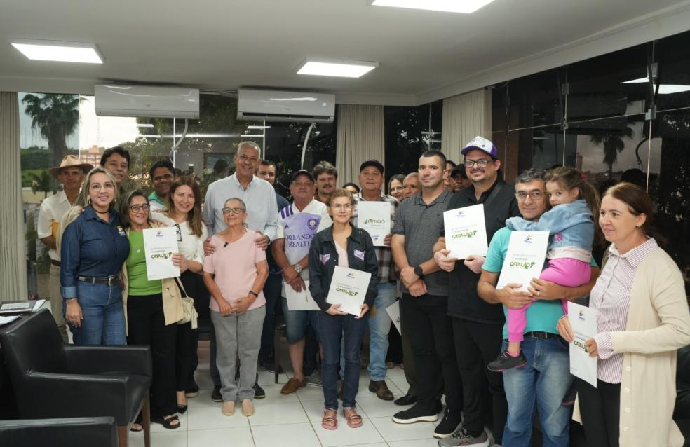 Prefeitura de Catalão entrega 20 escrituras a famílias