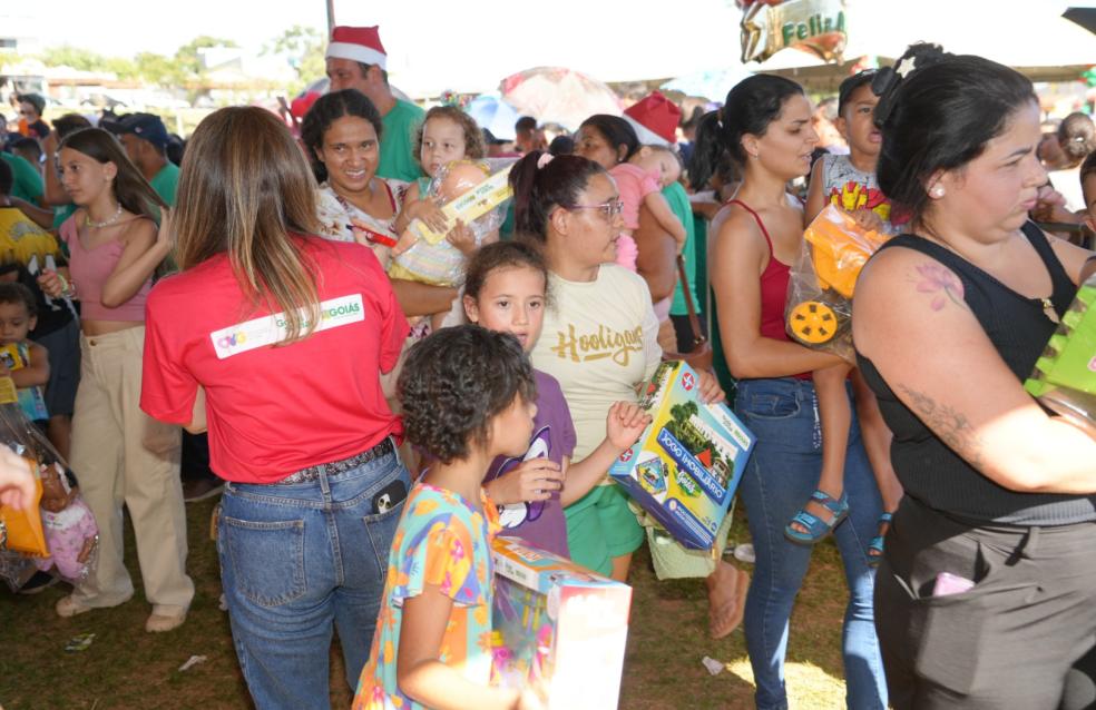 Sonhos de Natal reúne mais de 5 mil pessoas para distribuição de brinquedos