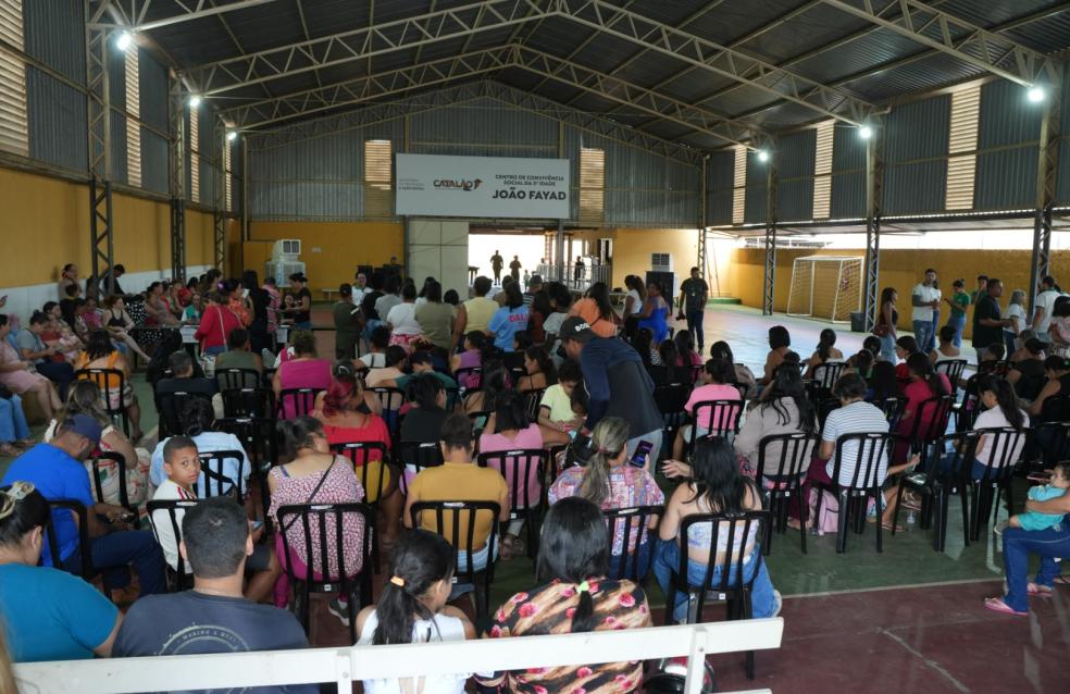 Prefeitura distribui 5 toneladas de alimentos para famílias carentes
