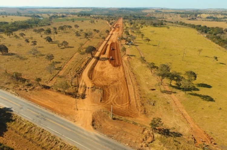 Com homens e máquinas trabalhando em ritmo acelerado, obras de construção do arco viário avançam em Catalão