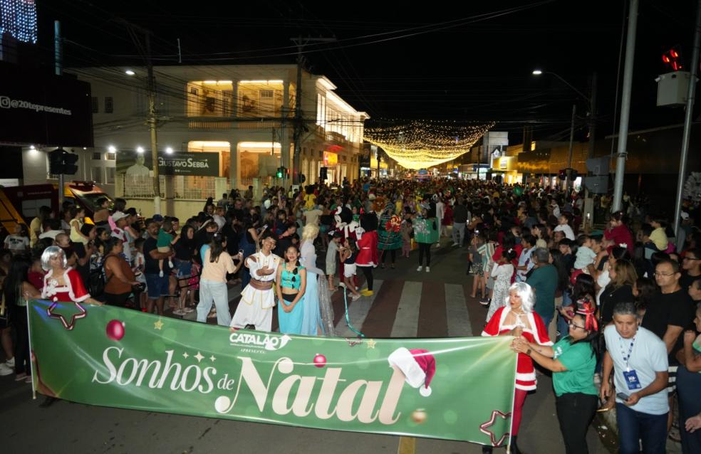 Prefeitura de Catalão reúne milhares de pessoas na Avenida 20 de Agosto para o espetáculo "Sonhos de Natal"