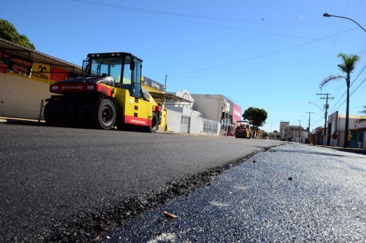 Termina recapeamento na Avenida Dois de Outubro