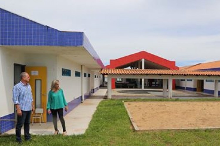 Secretário municipal de educação está visitando todas as escolas e creches da rede pública municipal.