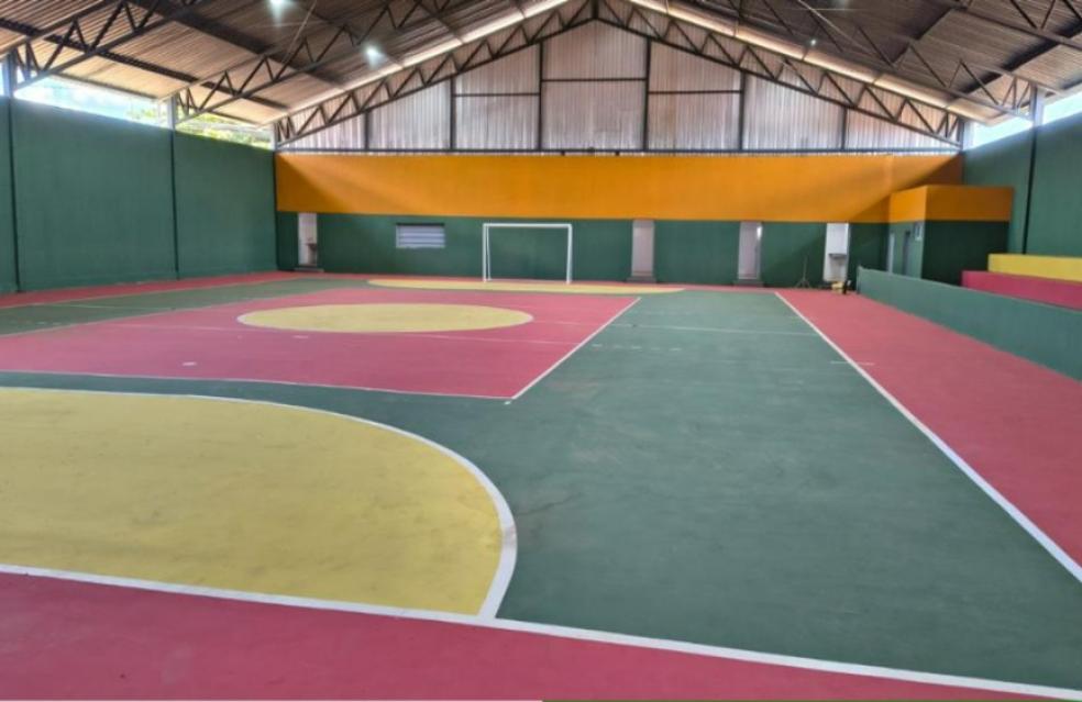Prefeitura entrega revitalização de ginásios de esportes em Pires Belo e Santo Antônio do Rio Verde
