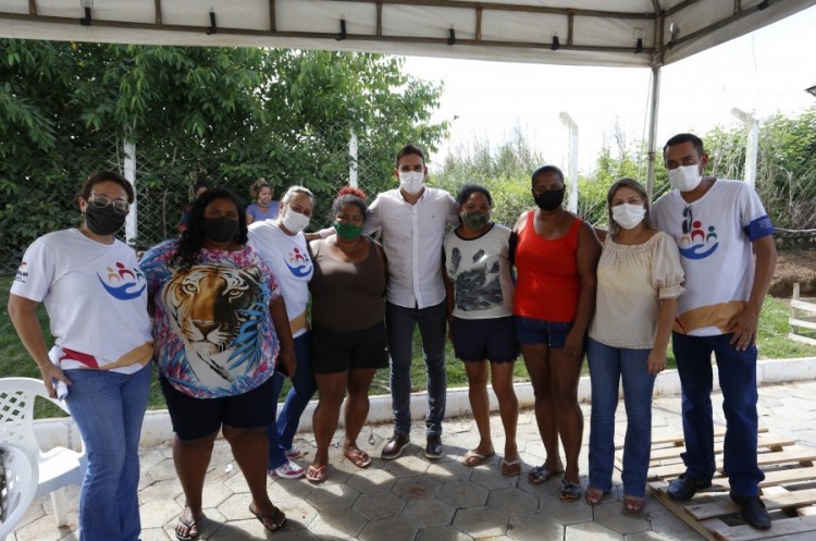 Empresa Nutrisoya Fertilizantes doa cestas básicas para moradores de Pires Belo em parceira com Secretaria Municipal de Ação Social 