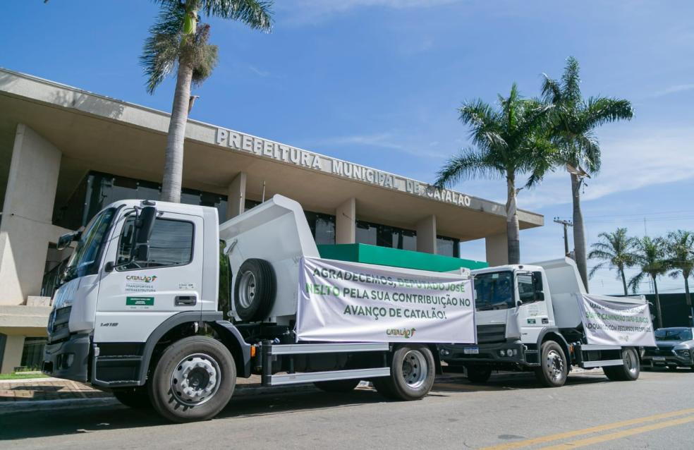 Novos caminhões chegam para agilizar obras e manutenção na cidade