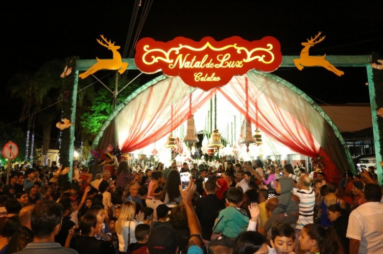 Natal de Luz com a chegada do Papai Noel encantou os moradores