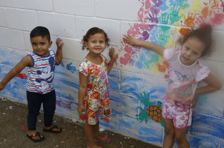 CMEI Irmã Yolanda Vaz desenvolve projeto de pintura em muro