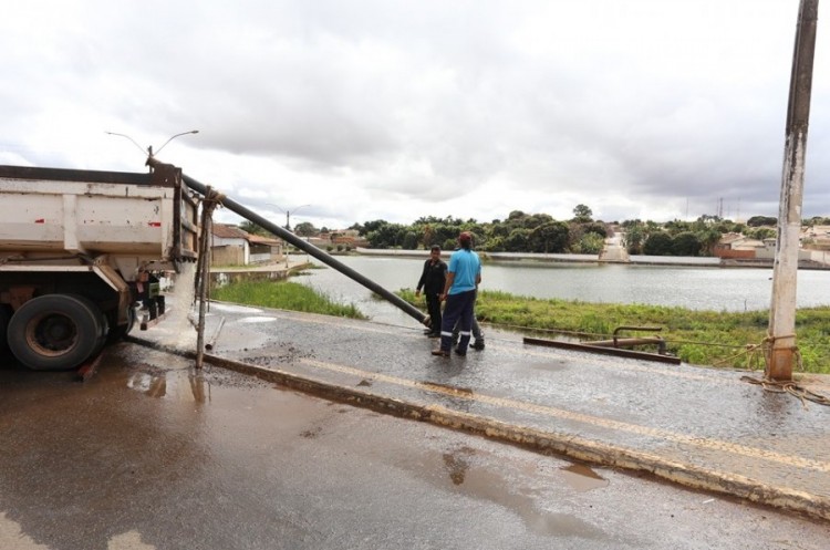 Prefeitura faz limpeza e desassoreamento das represas Monsenhor Souza