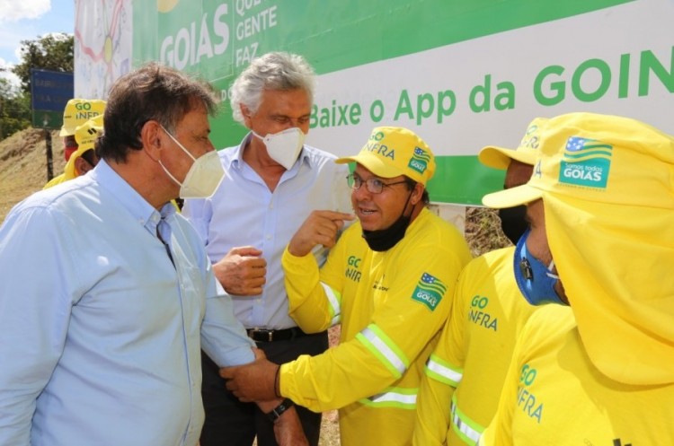 Na presença do Governador do Estado e outras autoridades, Prefeitura entrega mais de 30 viaturas à Polícia Militar, Corpo de Bombeiros e ainda, dá pontapé inicial nas obras de duplicação no perímetro urbano da GO-330