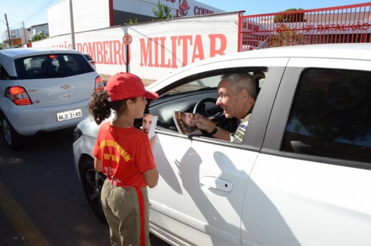 Alunos do projeto Bombeiro Mirim participam de campanha de conscientização para o trânsito “Maio Amarelo”